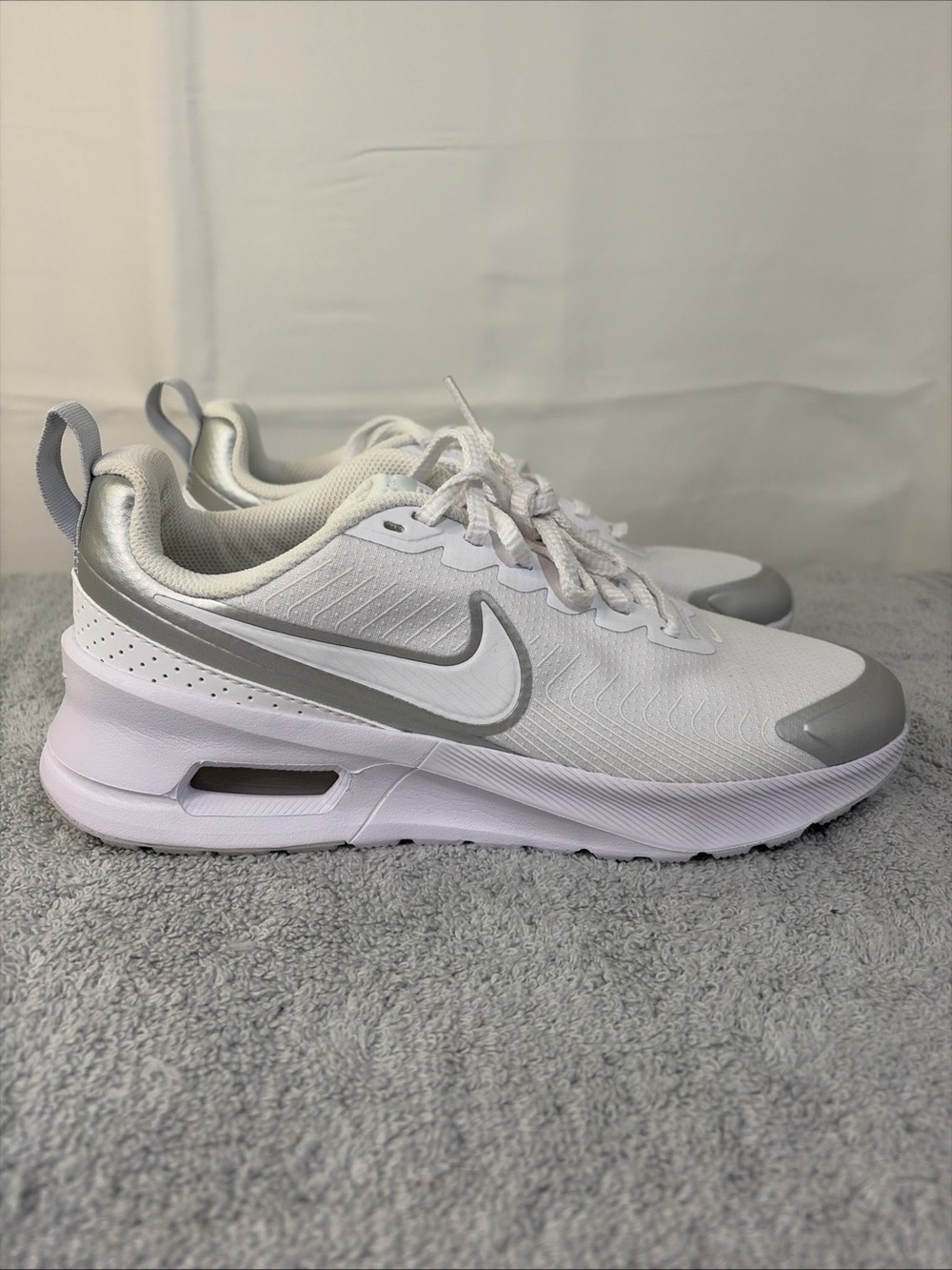 Nike Women’s Air Max Nuaxis size 8.5. HF1233-101. Stk#EC0023